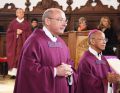 Pfarrer Dr. Lindl und Erzbischof Dr. Ledesma nehmen die Gagen entgegen