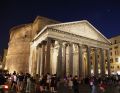 DI: Pantheon und viele Menschen bei Nacht (MD)