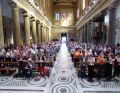 FR: Eine gut gefüllte Kirche