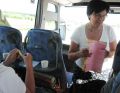 Maria Seitz nimmt im Oberstdorfer Bus die Essensbestellungen auf (Sailer)