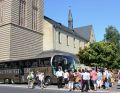 Der Bus der Firma Schweiger aus Schrobenhausen traf als erster an der Stiftskirche St. Mauritius ein (Ruf)
