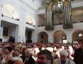 Auch auf den Emporen sind noch viele Menschen