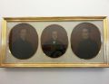 Links der erste Präses des Kath. Gesellenvereins Kaplan Johann Joseph Xaver Steenarts, links Kaplan Adolph Kolping und in der Mitte Tischlermeister Joseph Thiel (rechter Vorraum).