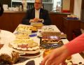 Kuchenbuffett mit Diakon als Verkäufer