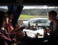 Zeitvertreib beim Kartenspiel im selben Bus (Dörfler) 