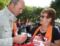 Angebrochene Kekse gibts am Equal-Pay-Day Stand am Neumarkt (Geisenfelder)