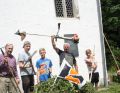 Fleißige Helfer pflegen die Umgebung der Kapelle