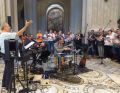 DO: Pater Norbert Becker leitet den Chor und die Musiker