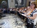 DO: Der Chor ist konzentriert beim Singen