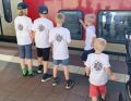 Auch die Kinder (sogar das Kind unter einem Jahr) sind von der Diözesanleitung mit ihrem Kolping-Outfit ausgestattet worden. (Bild: Kolpingjugend)