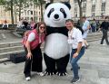 Schnell ein Foto mit dem Panda vom Happy Panda Training. (Bild: Kolpingjugend)