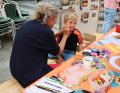 Landes-Familienreferentin Sabine Weingarten schminkt Kinder. 