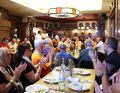 200 Augsburger Teilnehmende treffen sich im Brauhaus Früh am Dom zum Mittagessen. 
