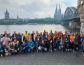 Vor dem Abendprogramm machen die Mitarbeitenden der Kolping Akademie noch ein Gruppenbild vor der Stadtsilhouette. (Bild: Kolping Akademie)
