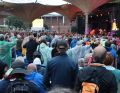 Er schafft es auch, dass viele mitsingen. Die Stimmung ist super. 