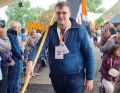 Johannes Lohner aus Gundelfingen trägt das Kolpingjugend-Banner. (Bild: Birgit Ostermeier)