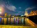 Und noch ein wunderschöner Blick von der „Schäl Sick“ auf das nächtliche Köln. (Bild: Kolping Akademie) 