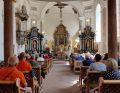 In der Wallfahrtskirche feiern die Teilnehmenden ein Maiandacht. 