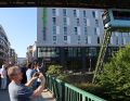 Die Schwebebahn und im Hintergrund unser Hotel. 
