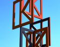 Die 13 m hohe Kolping-K-Skulptur von H.J. Baum grüßt seit 2009 am Ortseingang von Kerpen