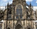 Und so sieht das Südquerhaus von außen vom Roncalliplatz aus