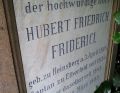 Eine Tafel erinnert an Pfarrer Hubert Friedrich Friderici.