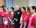 Die Philippinerinnen können sich garnicht trennen von ihrem Erzbischof