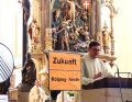 Diakon Ralf Eger verkündet das Evangelium