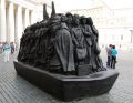 DI: Skulptur "Angels Unawares" ("Engel, ohne es zu ahnen") vom kanadischen Künstler Timothy Schmalz auf dem Petersplatz (MD)