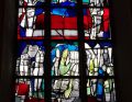 Das Fenster von H.G. Bensberg in der Westwand der Kirche erinnert seit 1967 an das II. Vatikanische Konzil