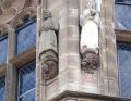 Im vierten Obergeschoß des Rathausturm erinnert auf der Nordseite die Statue von D. Heuft an Kolping (Dietrich)